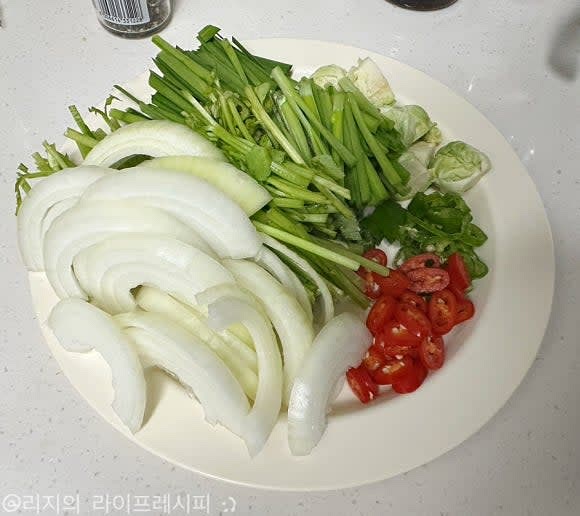 훈제오리볶음에 넣을 야채들을 다듬어서 적당한 크기로 잘라 준비해주세요