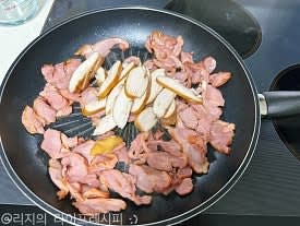 예열한 팬에 훈제오리를 넣고 볶아주다가, 닭가슴살도 비슷한 두께로 잘라 같이 볶아주세요