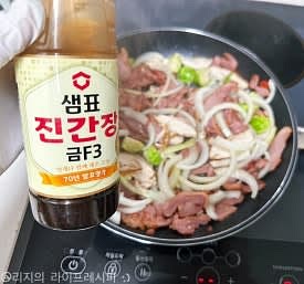 양파와 양배추 등 야채를 넣고 양파가 반쯤 익을때까지 볶아주다가, 진간장과 맛술도 넣고 바글바글 끓인 뒤 섞어주세요