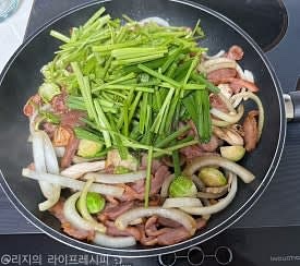 부추와 미나리도 넣고 양념과 함께 섞듯이 휘저어주세요