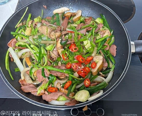 마무리로 후추와 청양고추, 홍고추도 넣고 1분정도 휘리릭 섞어주시면 완성입니다