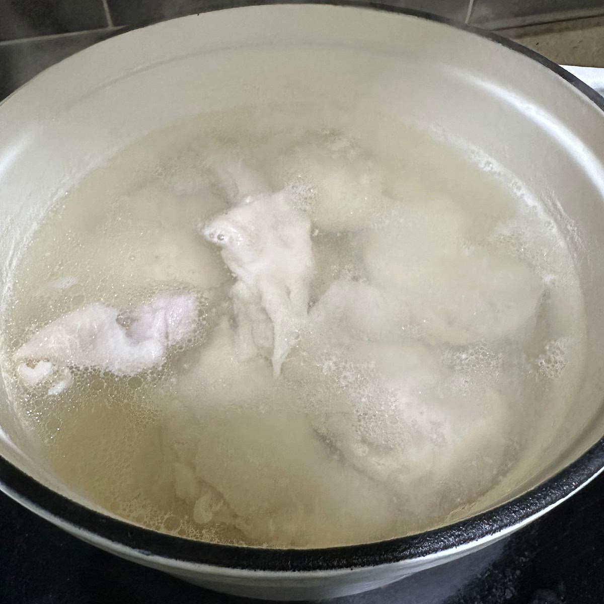 팔팔 끓어오르면 불을 약불로 줄이고 10분을 더 끓여주세요.