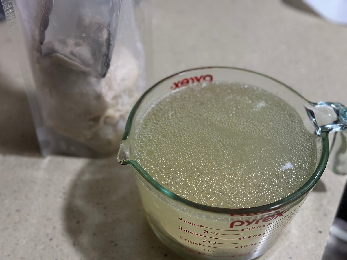 육수와 닭다리살은 따로 보관해주세요. 닭다리살이 마르지 않게 육수를 약간 넣어서 냉장보관해주세요.
*닭육수 사용기한은 냉장보관시 5일
냉동 보관시 40일 가능