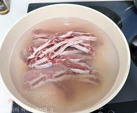 냉동LA갈비를 냉장고에서 해동한 뒤, 물에 담궈 핏물을 1시간정도 빼준 뒤 냄비에 물이 끓으면 LA갈비를 넣고 7분정도 익혀주세요
