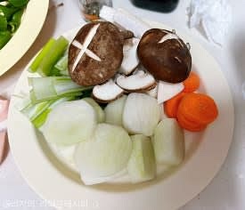 LA갈비찜을 양념에 졸여줄 동안 들어갈 재료들을 준비해주세요