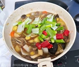 양념이 졸아들면 물을 추가로 더 붓고 무, 당근, 양파를 넣고 15분정도 졸여주다가 버섯 청양고추 밤도 넣고 20분정도 끓여주세요. 마무리로 대파 꽈리고추 홍고추를 넣고 3분정도 섞어주듯 끓이면 완성입니다