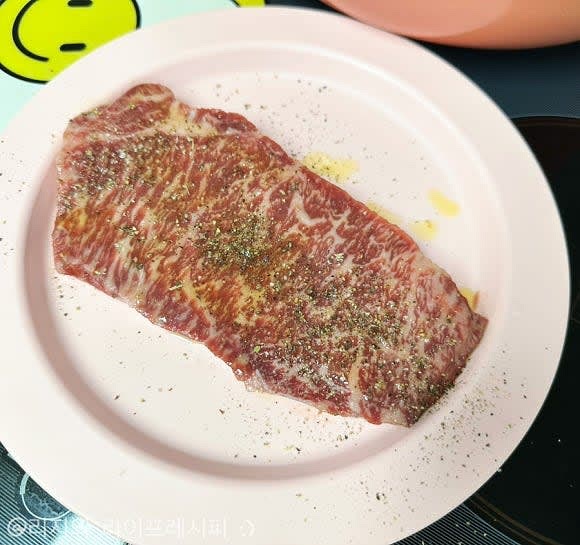 쌀은 물에 깨끗하게 씻어 30분간 불려주면서, 스테이크도 밑간을 미리 해주세요