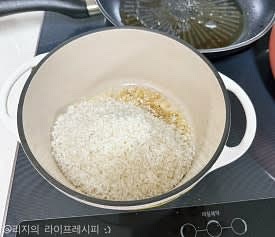 냄비에 채끝스테이크 구웠던 기름을 살짝 넣고 불린 쌀을 1분정도 볶다가, 볶은 쌀에 물과 쯔유를 넣고 센불에서 4분정도 끓이고 뚜껑을 덮어 중약불에서 15분정도 익혀주세요