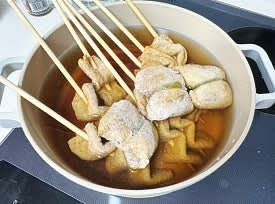 냄비에 물 1.5리터와 가쓰오 소스를 넣어 끓여주다가, 꼬치어묵과 유부주머니를 넣고 중불에서 15분정도 끓여주세요
