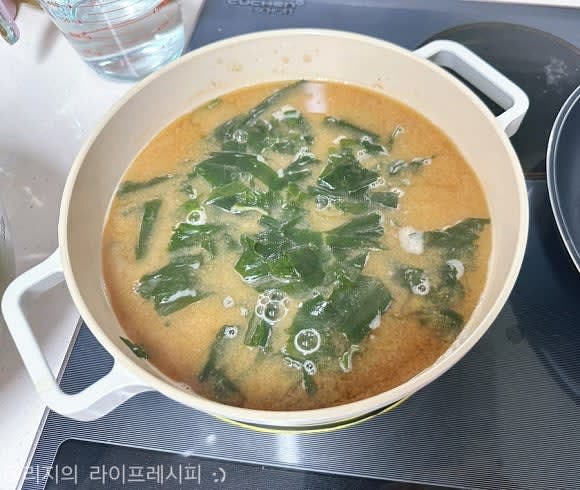 물이 끓으면 미소된장을 잘 풀어주고 코인육수도 넣어 끓인뒤, 된장이 잘 풀어지고 끓으면 두부와 미역도 넣어 3분정도 끓여주세요