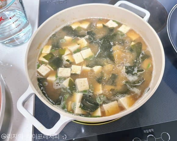 두부미역된장국이 잘 끓고나면 마무리로 대파도 넣어 한소끔 끓여주면 완성입니다