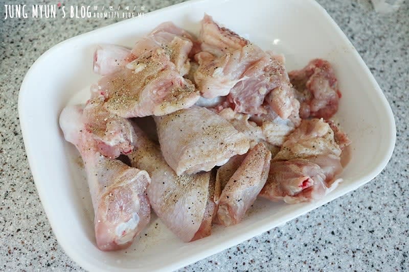 먼저 깨끗하게 세척한 닭한마리를 허브솔트 솔솔 뿌려서 밑간을 해준다.