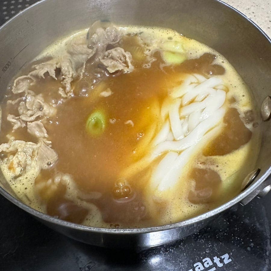 카레가 다 풀리면 우동사리를 넣고 2~3분 더 끓여주세요.