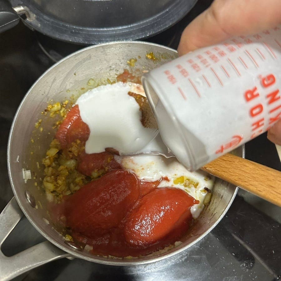 간장, 코코넛 밀크와 토마토 통조림을 넣고 중간중간 저어주며 5분간 끓여주세요.