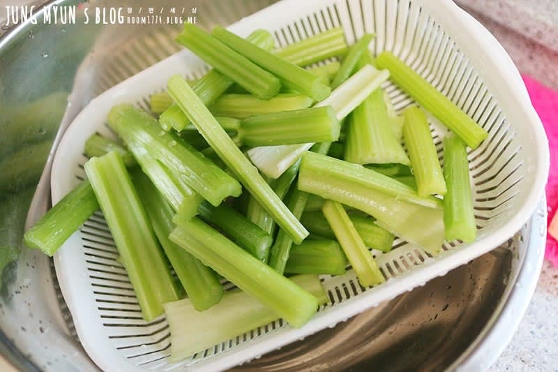 깨끗하게 세척한 셀러리는 채반에 받쳐서 물기를 빼준다.