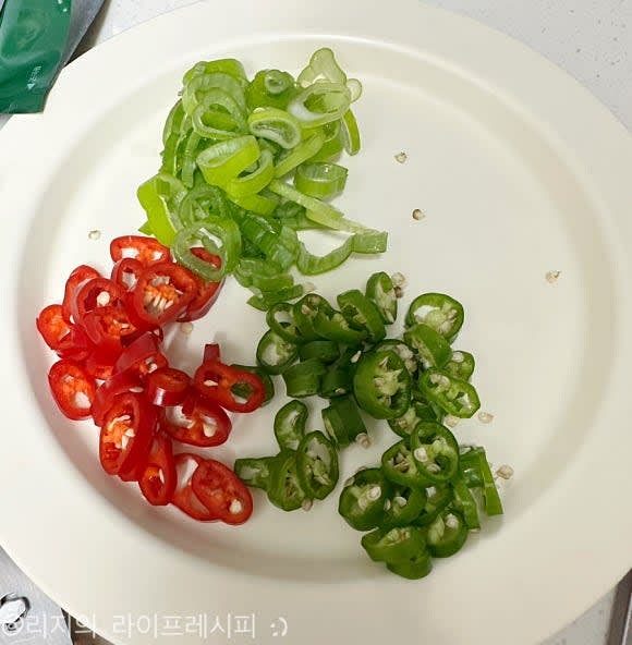 물 1리터를 끓여주는 동안, 수제비에 더 넣어줄 야채들을 준비해주세요