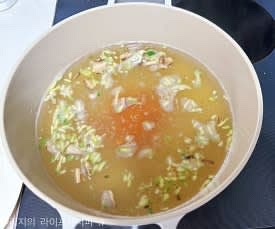 끓는 물에 채소 건더기와 수제비 소스를 넣고 살짝 풀어주세요