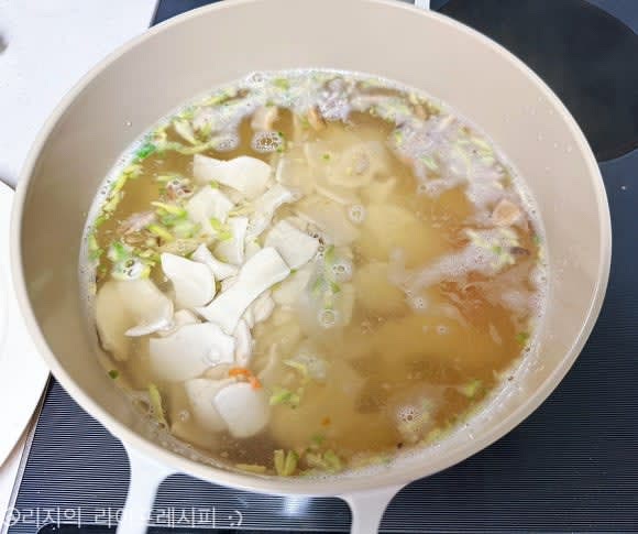 밀가루를 털어낸 수제비를 넣고, 중불에서 약 7분30초 정도 끓여주세요
