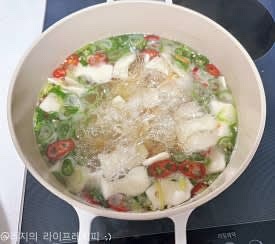 약 7분정도 지났을때 준비해두었던 청양고추와 대파도 넣어서 한소끔 끓여주면 완성이에요