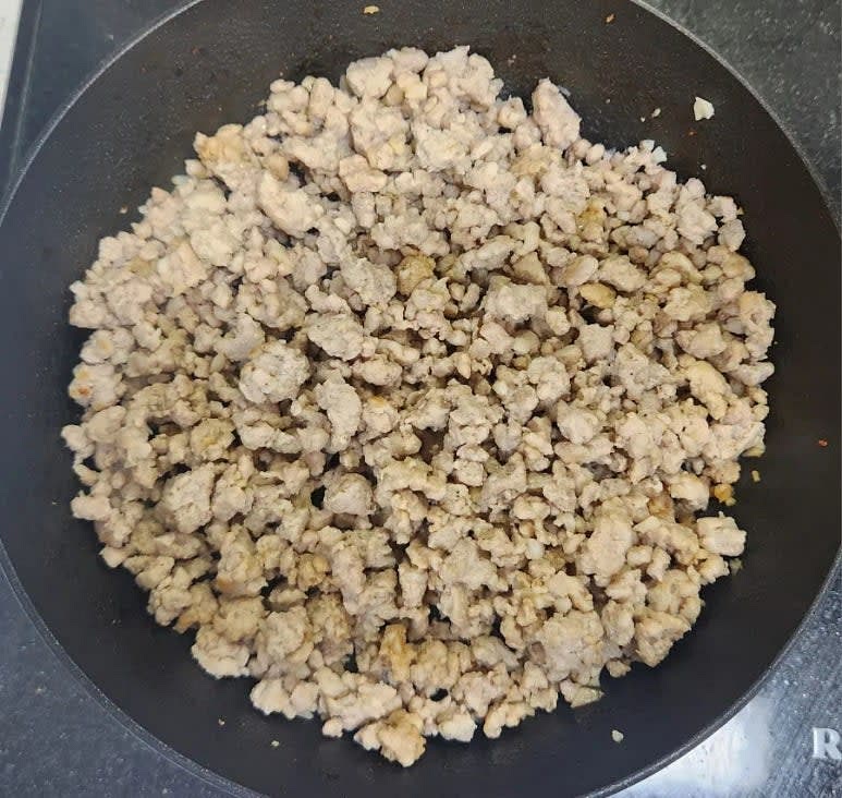 돼지고기 다짐육 300g에 다진마늘 1스푼 , 맛술 1스푼 , 소금 1~2꼬집 , 후추를 넣어 밑간을 한 뒤 팬에 고슬고슬하게 볶다 고기가 익으면 팬 한쪽을 비우고 간장 1/2스푼을 넣고 끓여 다짐육에 고루 섞어 볶아 준 뒤 볼에 담아 한 김 식혀 줍니다. 
