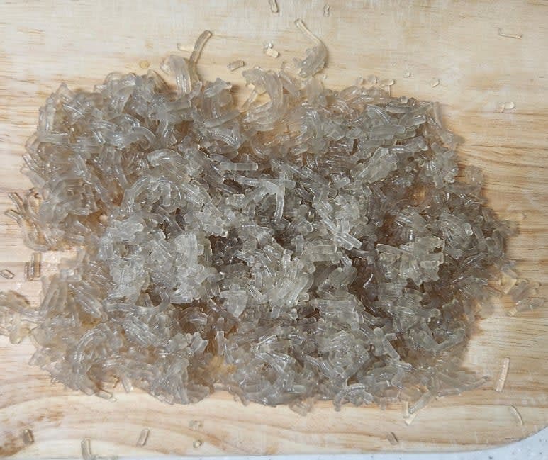 당면 100g을 미지근한 물에 담가 30분 정도 불린 뒤 끓는 물에 5분 삶고 체에 밭쳐 물기를 뺀 뒤 당면이 불지 않도록
참기름 1스푼을 고루 섞어 한김 식힌 뒤 잘게 다져 주세요.