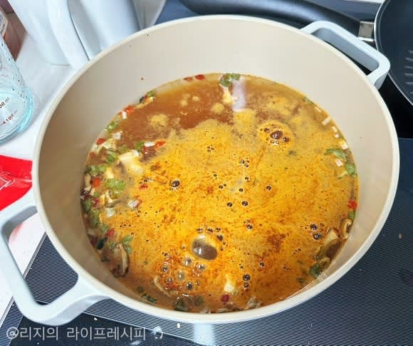 물 900ml를 넣고 끓어오르면, 분말스프와 후레이크를 넣고 끓여주세요