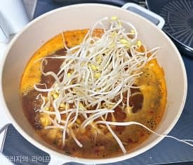 건면과 야채조미유를 넣고 1분정도 끓이다가 콩나물도 넣어 잘 풀어주세요