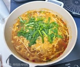 마무리로 30초 정도 남았을 때에 다진마늘 1/2큰스푼과 대파, 쑥갓도 넣어 한소끔 끓여주면 완성입니다