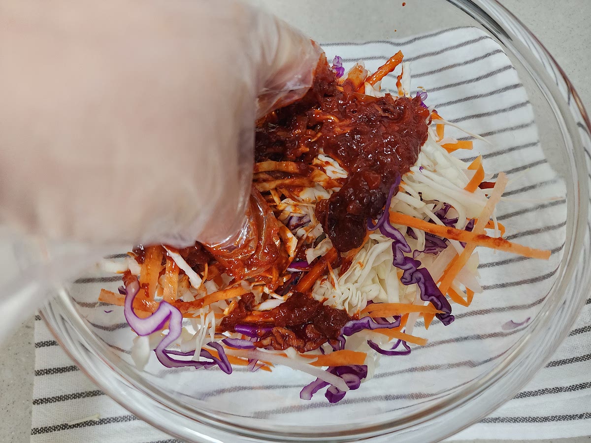 분량의 양념섞어 비빔만두 소스 만들어 야채에 버무려 주도록 합니다.