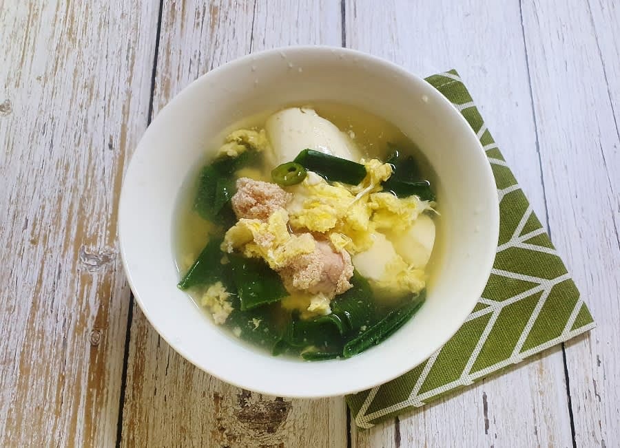 짭쪼름하면서도 국물 맛이 진한 계란 명란순두부찌개 완성이에요.