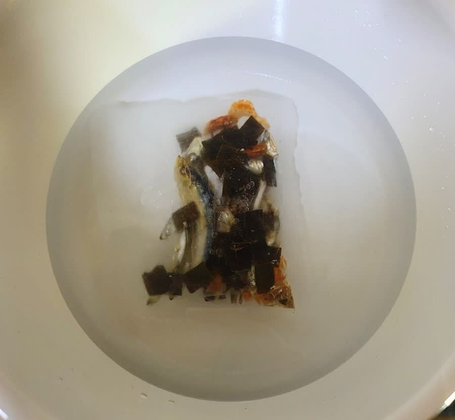 물 900ml에 육수팩 1개를 넣고 10분 정도 끓여주세요. 저는 시원한 맛을 내기 위해서 해물 육수팩을 사용했어요.
