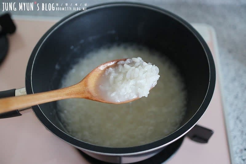 물을 조금씩 넣으면 볶아주다가 간을 맞춰서 소금을 조금 넣어 계속 끓여준다.