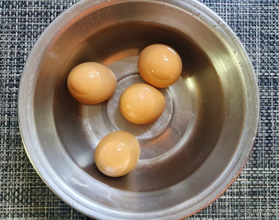 잘 구운계란을 찬물에 담가서 10분정도 두었어요. 이렇게 하면 껍질이 계란에 들러붙지 않아서 쉽게 벗길 수 있어요.