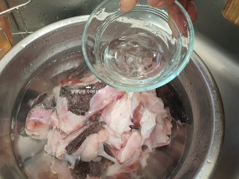 아구를 손질해 깨끗이 씻고 물기를 제거합니다. 냉동 아구라서 비린내 제거를 위해 물 1리터에 식초 0.5컵을 넣어 잠시 담가둡니다.