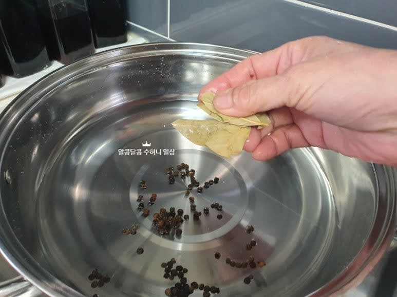 찜기에 물을 넣은 후 통후추와 월계수 잎을 넣고 끓여줍니다.