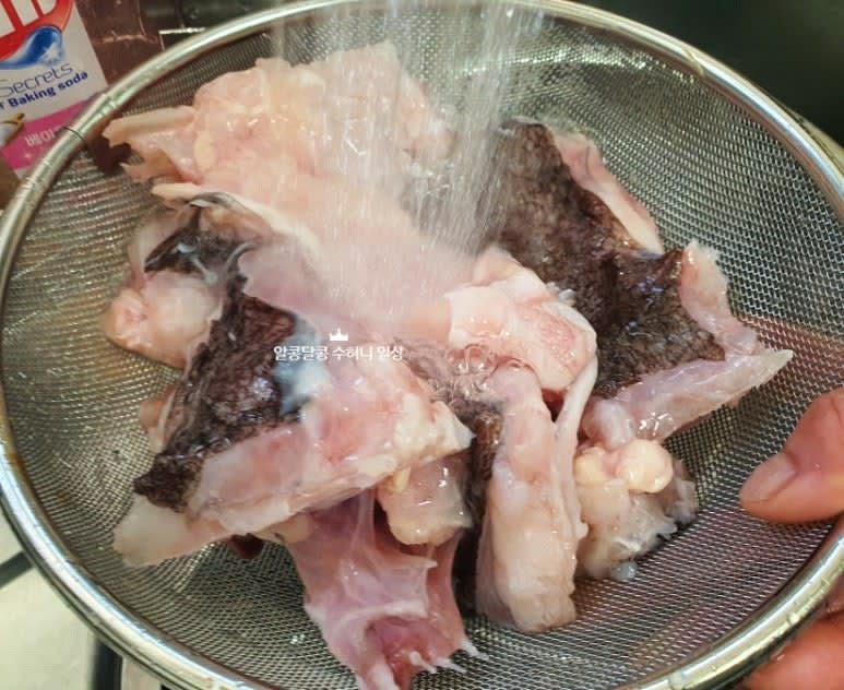 담가두었던 아구를 꺼내 씻어 줍니다.