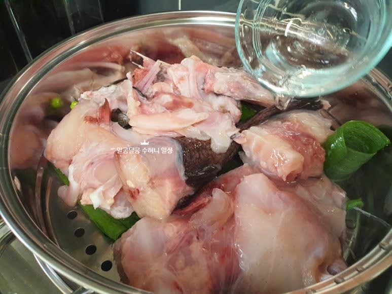 찜기에 물이 끓으면 바닥에 대파를 깔고 아구를 올려서 7-10분정도 쪄주세요. 이때 청주(소주) 0.5컵을 아구 위로 빙 둘러 뿌려주세요. 사이즈에 따라 찌는 시간은 조금 달리할 수 있는데 대략 7-8분이면 익어요.
