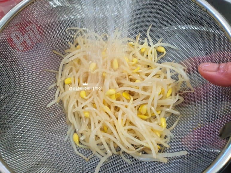 아구를 찌는 동안 콩나물을 소금을 약간 넣은 끓는 물에 3분 정도 데쳐줍니다. 데친 후 찬물로 씻어서 아삭함을 유지합니다.