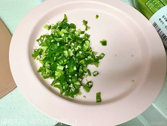 주 재료인 청양고추는 잘게 다지듯 잘라주고, 스팸은 길쭉하게 잘라주세요