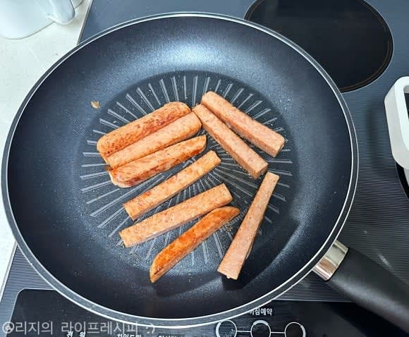 예열된 후라이팬에 스팸을 노릇노릇하게 잘 돌려가며 구워주세요