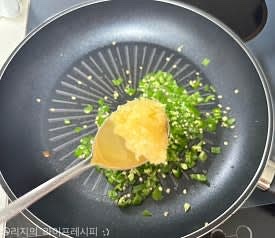 스팸을 다 구우면 잠시 빼주고 다져둔 청양고추를 넣고 참치액젓, 다진마늘, 맛술 넣고 졸이듯 볶아주세요