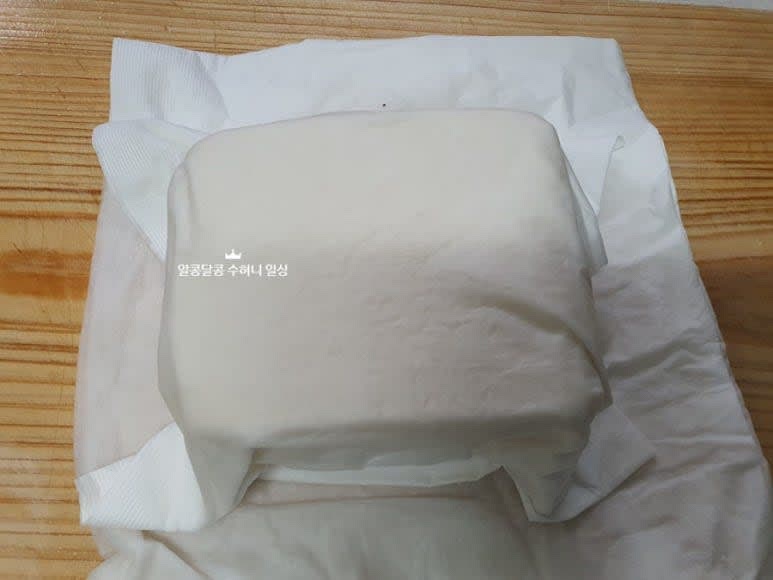두부를 키친타월로 감싸 물기를 제거해줍니다.