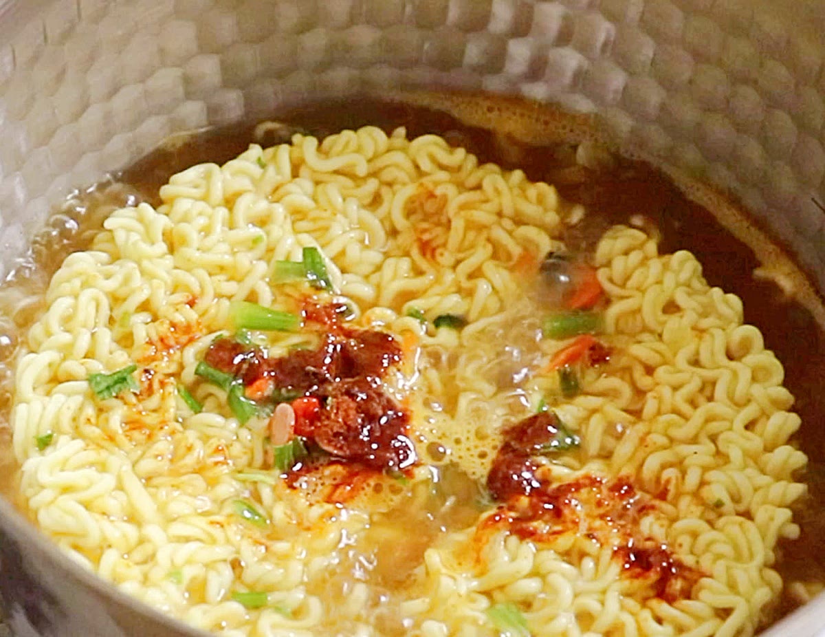 분량의 물을 끓여주세요.