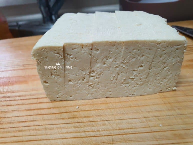두부의 아랫부분은 남겨두고 칼집을 넣어줍니다. 아랫부분까지 다 잘라버리면 두부가 분해되고 깨져 버릴 수 있으니 주의해주세요.