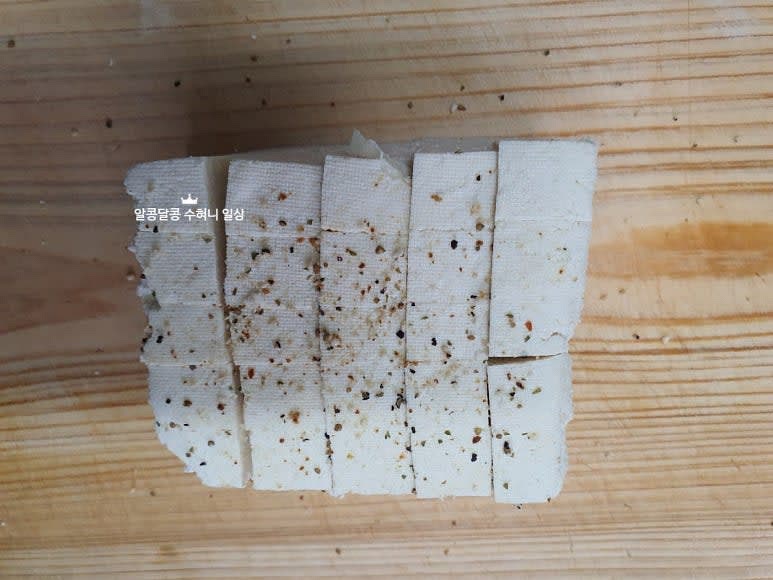 두부 사이사이에 허브 소금을 조금씩 뿌려줍니다.