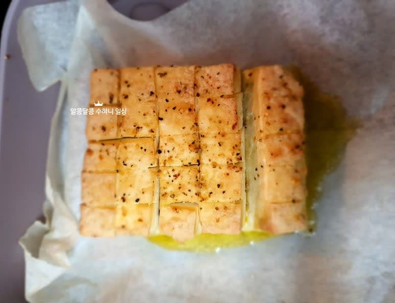 에어프라이어에 두부를 넣고 180도에서 20분간 구워줍니다.