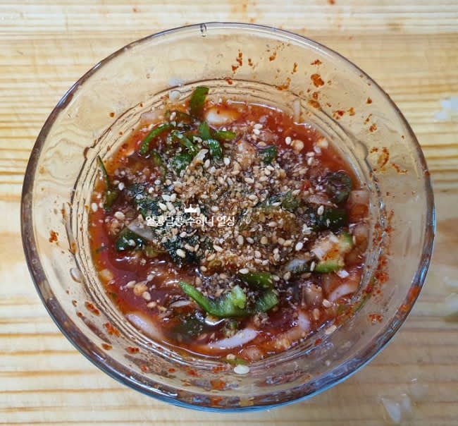 간장, 다진마늘, 고춧가루, 매실액, 꿀, 레몬즙을 섞어 양념장을 만듭니다. 기호에 따라 대파, 양파, 고추를 곁들입니다.