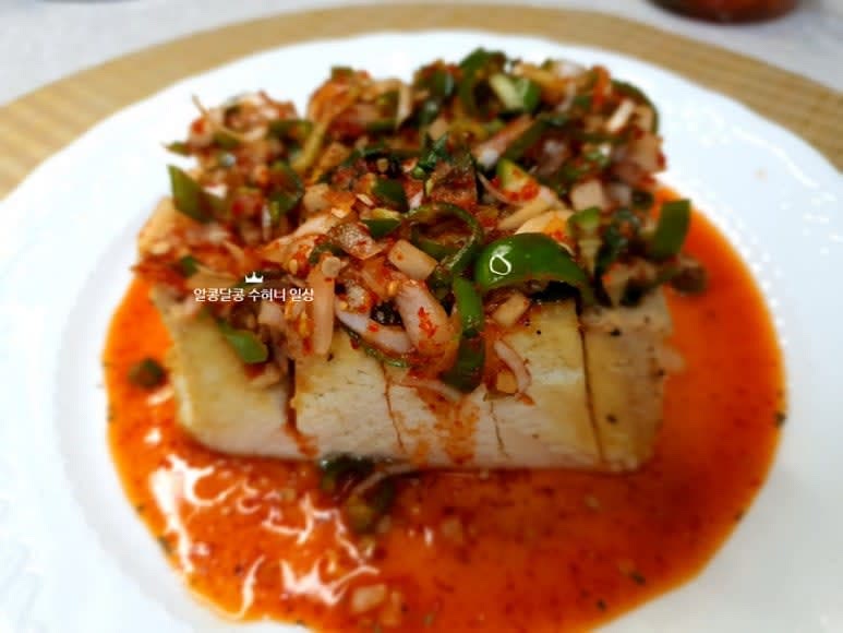 구운 두부에 양념장을 올려 마무리합니다.