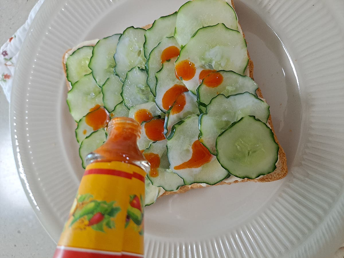 구운식빵에 크림치즈 발라주고 절여놓은 오이올려 연유,스리라차 소스 더해주면 완성입니다.