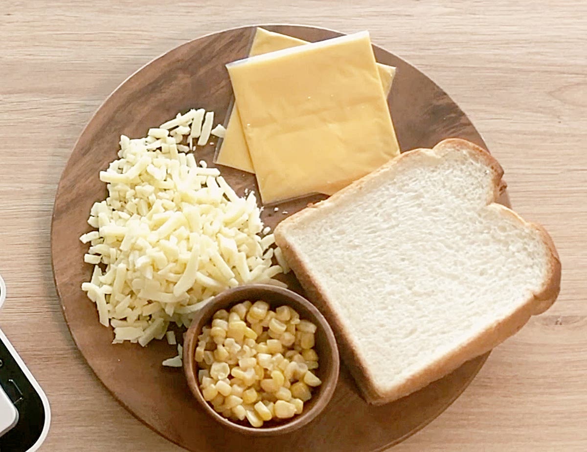 빵 하나 올리고 체다 치즈 한장, 옥수수콘, 모짜렐라 치즈 듬뿍 올려 마지막에 토스트빵을 올려 구워요.